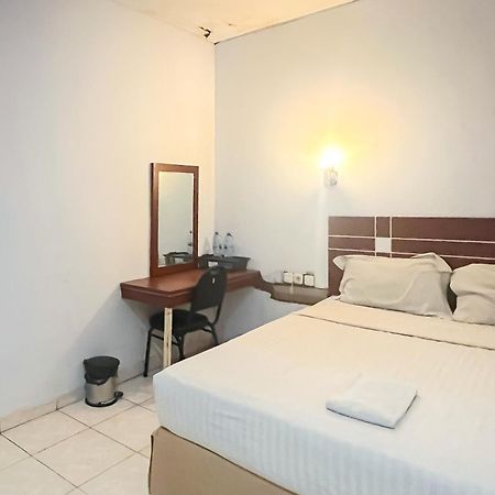 Urbanview Trisula Hotel Makassar Extérieur photo
