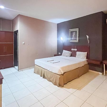 Urbanview Trisula Hotel Makassar Extérieur photo