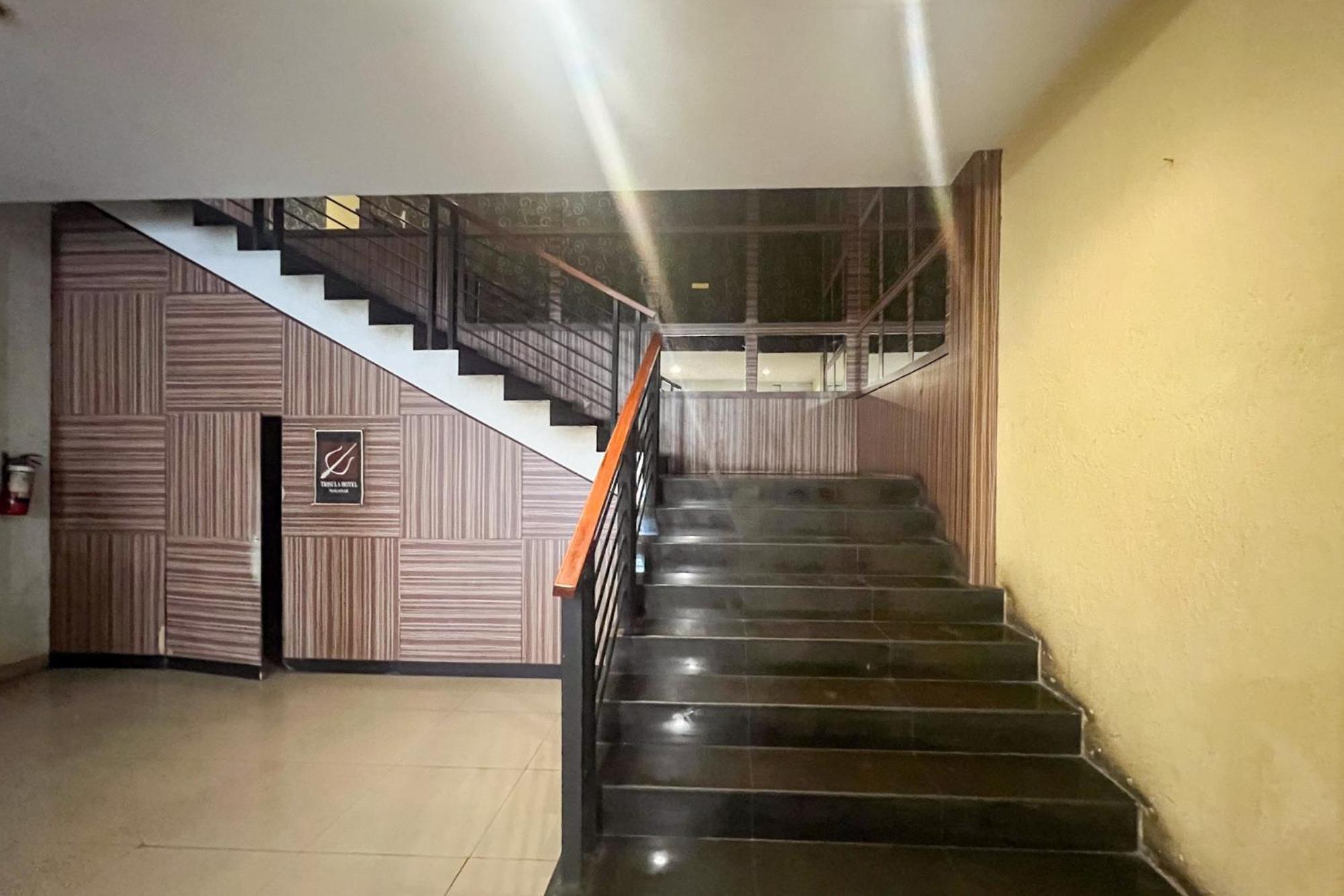 Urbanview Trisula Hotel Makassar Extérieur photo