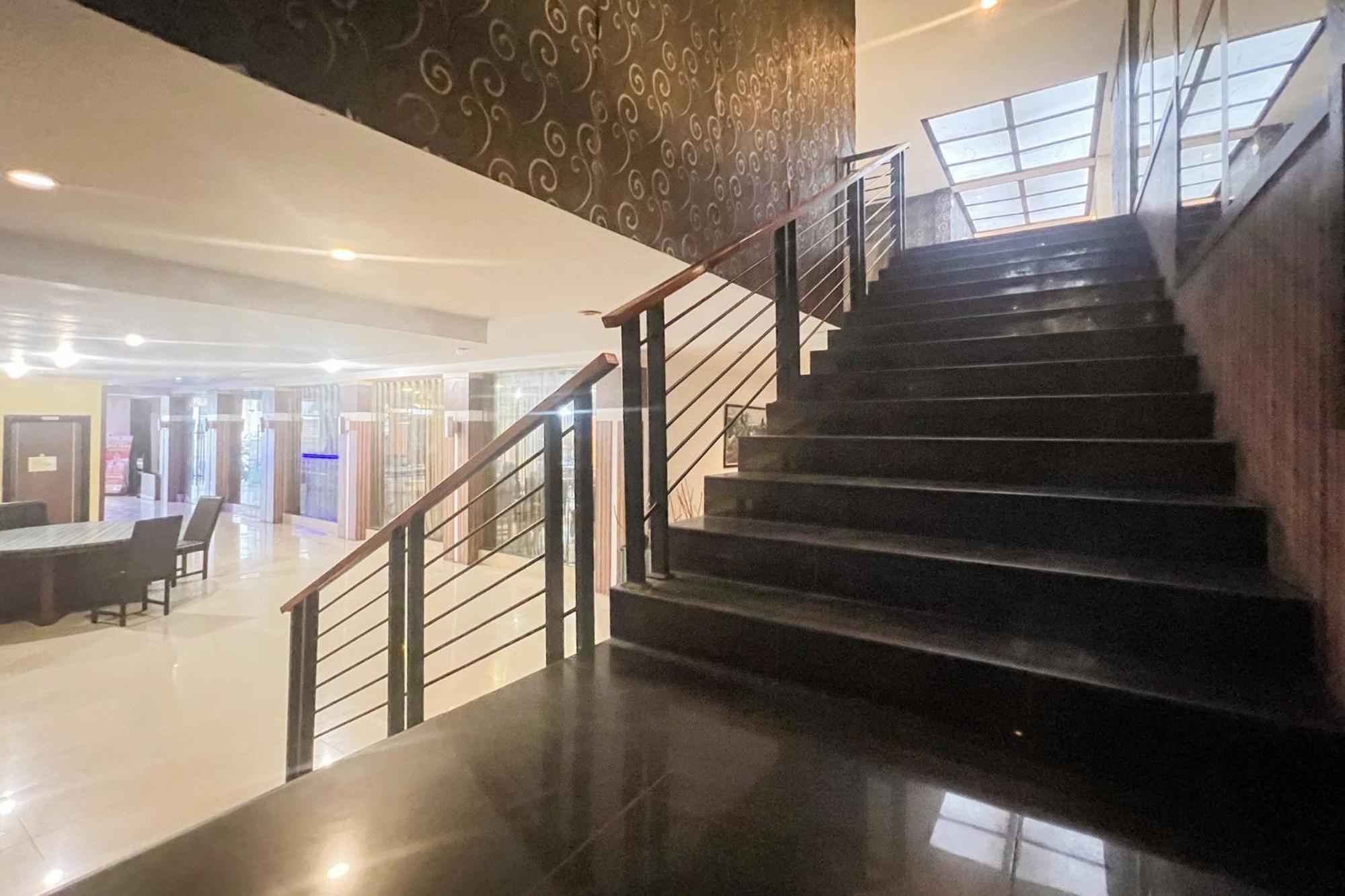 Urbanview Trisula Hotel Makassar Extérieur photo