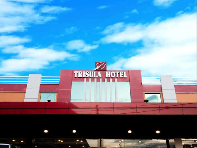 Urbanview Trisula Hotel Makassar Extérieur photo