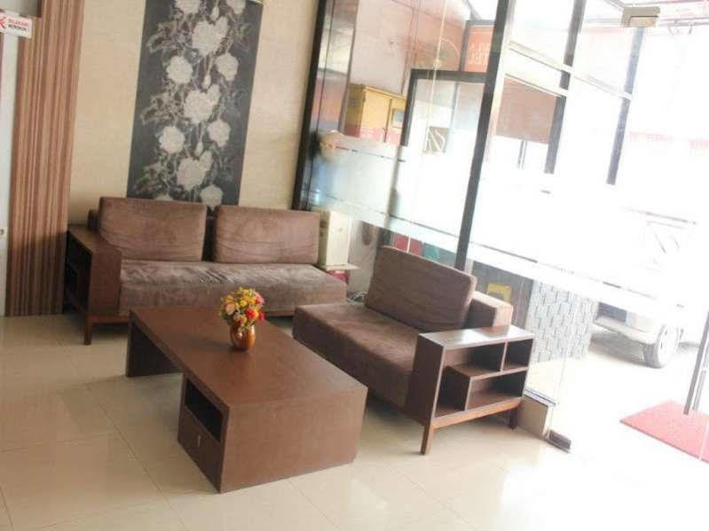 Urbanview Trisula Hotel Makassar Extérieur photo